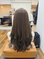 ジェナ(Jena) 巻き髪ロングスタイルの柔らかオリーブグレージュ