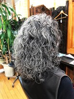 ベル(BELL)&nbsp;グレイヘアにスパイラルパーマ☆【BELL桜新町/用賀】