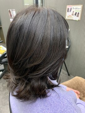 ウェービーポーズ美容室 ミディアムレイヤー