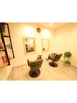 【1人完全貸切制】心地よいひと時を過ごせる癒し空間。木の温もりを感じる店内でゆったりとお寛ぎ下さい◎