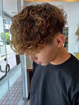 リン(Lin.)の写真/メンズパーマデビュー応援！【ニュアンスパーマ/センターパート/ツイストスパイラル/メンズ/眉毛/下通】