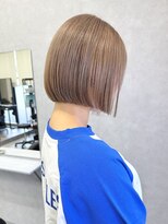 ジゼル 筑紫野(GiseL)&nbsp;ショート ボブ ミルクティーベージュ ブリーチ ダブルカラー