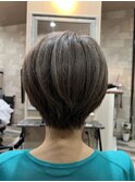 白髪を活かしたハイライト＋ショートカットです。