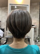 ハコ(H.A.Co) 白髪を活かしたハイライト+ショートカットです。