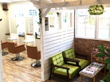 ヘアーアンドリラックス ソファ(hair&relax sofa)の雰囲気（明るいで店内でゆっくり寛いでいただけます♪待合ソファーあり◎）