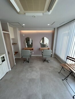 SANARI +【サナリプラス】の写真/自然光が入る落ち着いた店内で、一人ひとりのお悩みに真摯に向き合いあなたの“なりたい”を叶えます♪