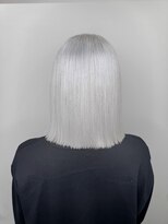アン(Hair make un)&nbsp;ホワイトシルバーグレージュ
