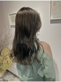 カーキベージュ