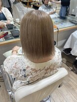 ネオリーブ チロル 横浜西口店(Neolive CiroL.)&nbsp;ハイトーン ミルクティーベージュ  ケアブリーチ 切りっぱなし