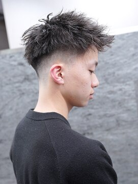 スラッシュ(SLASH) フェザーショート/刈り上げショート/アップバング/フェード/姫路