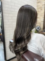 アトリエナガノ(atelier nagano)&nbsp;ニュアンスカラー/センターパート/ツヤ髪スタイル/ブルージュ