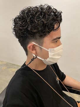 バーバートモシビ(BAR BER TOMOSHIBI) 刈り上げ×強めパーマ