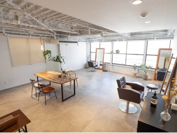 キトリー 立川(kitly)の写真/《広い空間に贅沢な3席》インテリアショップのようなこだわりの店内＆薄暗い落ち着くヒーリングヘッドスパ*