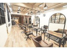 《清潔で喚起も行き届いた広々とした店内》
