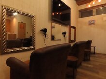 ロム 札幌大通(LOM)の雰囲気(リピーターが絶えない一人がけアンティークチェア*メンズカット)