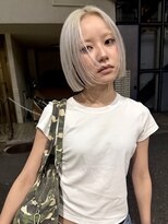 ルーム(Loom.)&nbsp;ハイトーンボブ ホワイトカラー 切りっぱなしボブ スリークボブ