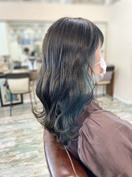 リノカヒリ(Lino kahili) インナーカラーネイビーブルー×波巻きロング