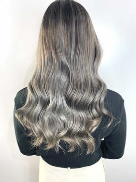 エイミー(Aimee) Aimee 町田　プラチナシルバー×艶ロング