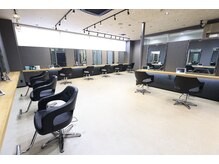 ヘアーサロンリボーンフォーメンズ 王子(Hair salon Reborn for men‘s)の雰囲気（明るい店内と明るいスタッフがお出迎えいたします！）