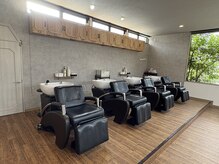 美容室 フォーリア Fogliaの雰囲気（太陽の光がやさしく入る温かく緑のある開放的な空間）