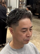 ザデイ カットアンドカルチャーショップ(THE DAY CUT&CULTURE SHOP)&nbsp;白髪を活かしたイケおじパーマ【スキンフェード】