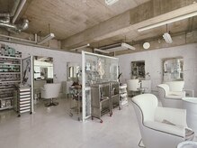 ネフ(NeF)の雰囲気（店内のモノは全てが白い、異空間です＊）