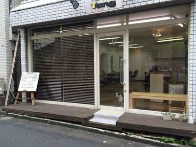 ガラス張りの明るい店内♪ベンチが目印です