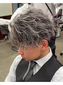 ホワイトシルバーグレーバレイヤージュサーフフェザーショート