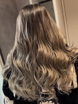 ゼウス(Zeus.) 海外ヘアーハッシュカットレイヤーカット