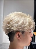 抜きっぱなしホワイトブロンドニュアンスフェザーセンターパート