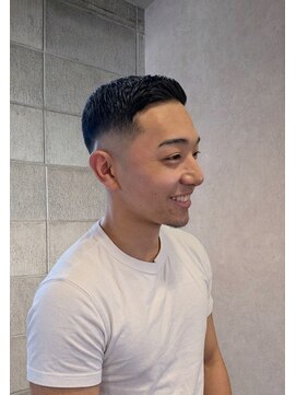 ワンワンオー バーバーショップ コンチネンタル(@110 BARBER SHOP continental) スキンフェードフェザーアップ