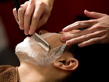 綺麗さっぱり顔剃りがおすすめ！眉毛も綺麗に剃ります！また髭を残すデザインもおすすめ！