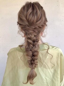 ティアトロアンドリミテバイティアトロ(teatro&limite by teatro) 編み下ろし 三つ編み ヘアセット ミルクティーベージュ 艶髪