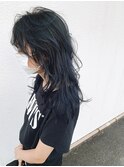 黒髪ダークカラーのロングウルフサーフスタイル