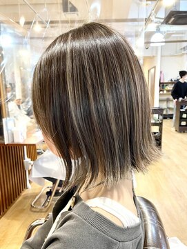 ブリッツ レボ(BLITZ-REVO) 外はねボブ ハイライト ミルクティーカラー 20代30代40代