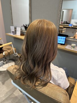 リノ 金山(Rino) デザインカラー/レイヤーカット/ウェットヘア/オリーブベージュ