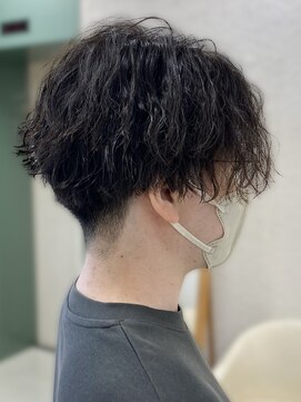 シャルムバイケンジ(Charm.by KENJE) メンズパーマ波巻きツイストスパイラル刈り上げセンターパート