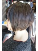 セクションローライト前下がりショートボブ