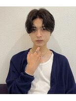 キュー(Cue_)&nbsp;骨格矯正S字バングメンズセンターパートカットパーマ（表参道）