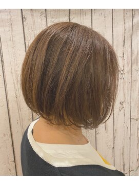 スタジオ アルファプラス 日暮里店(studio α+) ステップボーンカットカットボブショートハイライト白髪ぼかし