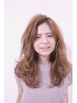 ジゼル(gisele) 外国人風ゆるウェーブ×コーラルベージュ
