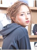 ミルクティーカラー無造作トップノットポニーテールヘアアレンジ