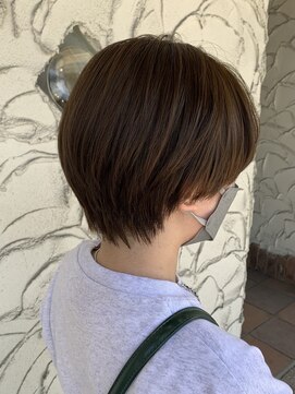 ナディアバイカリス(Nadia by charis) ハンサムショート|センターパート|ショートボブ|丸みショート