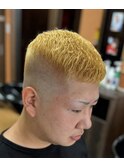 金髪スキンフェードカット
