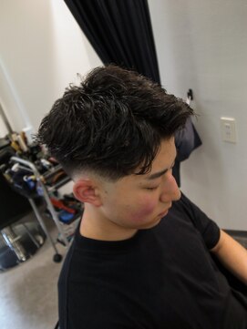 イントロバイフィーネ 渋谷(INTRO . by Fi-Ne) ロースキンフェードフェザーパーマ