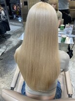 サンク 原宿 表参道(cinq) 原宿ブリーチカラー顔周りレイヤーカットミルクティーベージュ