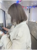 やわらかく透けるグレージュボブ