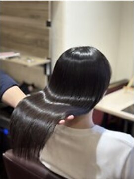 五感鷹匠 髪の診療所 髪質改善による鏡のような艶感のストレートスタイル