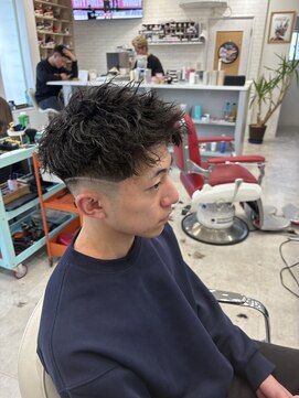 キューカンバー(CUCUMBER) ツイストパーマ アップバングショート スキンフェード