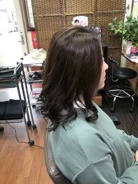 レヴィゼ ラフウェーブ毛先カールくびれ巻きダークグレージュ×小顔ミディ